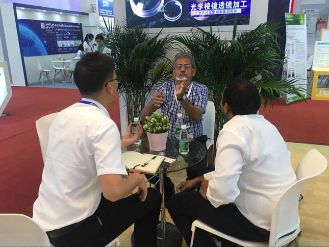 客戶在看納宏光電的濾光片產品