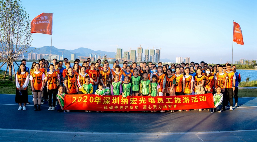 專業的濾光片生產員工合影留念