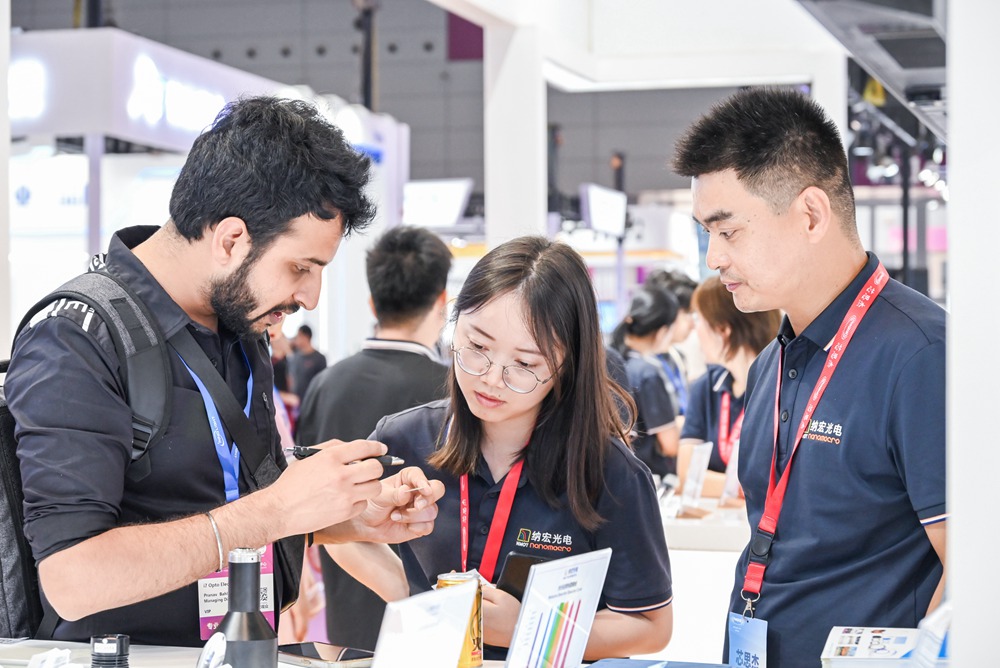 國外客戶認真了解濾光片產(chǎn)品